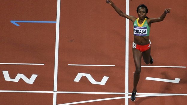 አትሌት ጥሩነሽ ዲባባ በለንደኑ ኦሎምፒክ በ10 ሺህ ሜትር በአንደኝነት ስታሸንፍ Tirunesh Dibaba wins gold in the women's 10,000m final on Day 7 of London 2012.