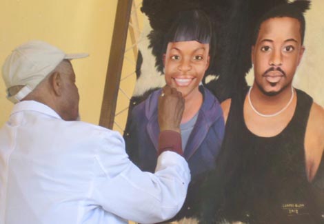 ሰዓሊው የሁለት አፍሪካዊ ጓደኛሞችን የፎቶ ምስል በመሳል ሥራ ላይ እያሉ ሰዓሊው የሁለት አፍሪካዊ ጓደኛሞችን የፎቶ ምስል በመሳል ሥራ ላይ እያሉ