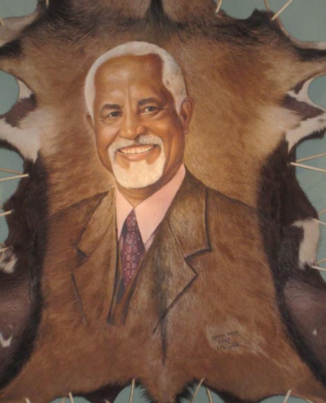 ሰዓሊ ሻምበል ለማ ጉያ የራሳቸውን ምስል በፍየል ቆዳ ላይ ከሳሉት ሰዓሊ ሻምበል ለማ ጉያ የራሳቸውን ምስል በፍየል ቆዳ ላይ ከሳሉት