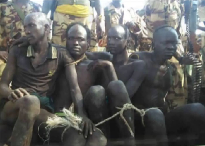 People has been taken by federal police in south Ethiopia, Sumra.  በደቡብ ኢትዮጵያ ፌዴራል ፖሊስ የሱምራ ብሔረሰብ አባላትን በገመድ አስሮ እየደበደበ አሰቃየ