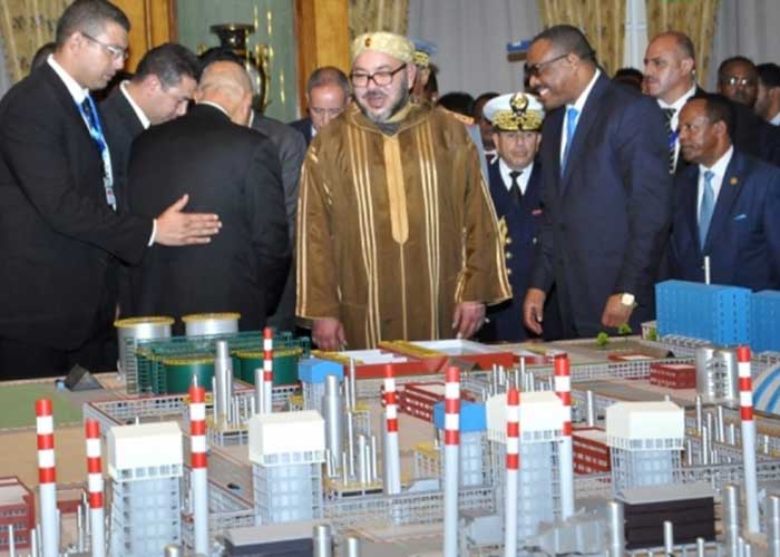 King Mohammed VI and PM Hailemariam. ንጉሥ መሐመድ ስድስተኛ ከጠ/ሚ ኃይለማርያም ጋር የፋብሪካዎቹን ሞዴል ሲጎበኙ King Mohammed VI and PM Hailemariam