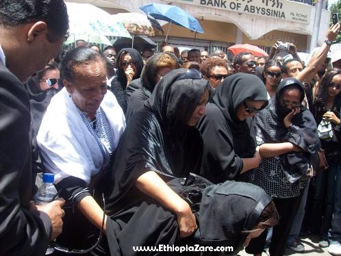 የክቡር ዶ//ር አርቲስት ጥላሁን ገሠሠ ሥርዓተ ቀብር፣ ሚያዝያ 15 ቀን 2001 ዓ.ም.