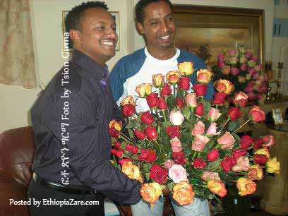 Teddy Afro with Amanuel Yelma, music composser ከሙዚቃ አቀናባሪው አማኑኤል ይልማ እጅ አበባ ሲቀበል 