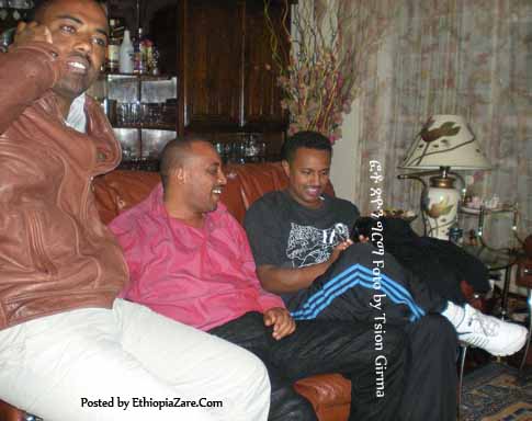 Teddy with his friends የተፈታ ዕለት እቤቱ ገብቶ ከተቀመጠ በኋላ ከጓደኞቹ ጋር 
