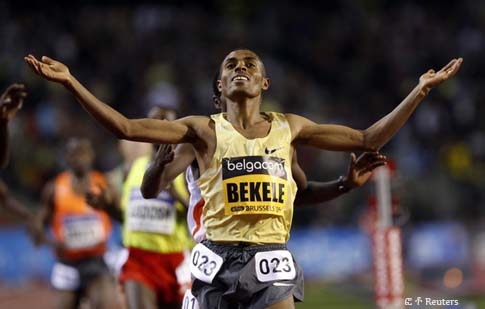 Kenenisa Bekele crosses the finish line to win the men's 5000m race at the IAAF Golden League Memorial Van Damme athletics meeting in Brussels September 4, 2009.