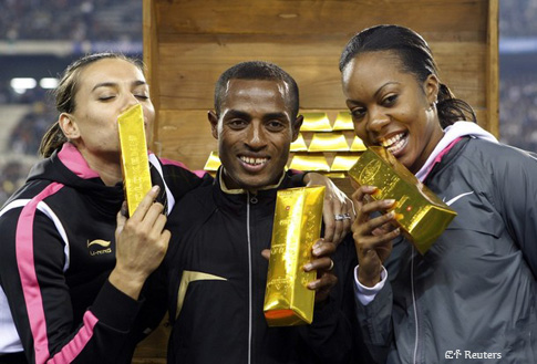 Yelena Isinbayeva of Russia (L), Kenenisa Bekele of Ethiopia (C) and Sanya Richards of the U.S. (R) celebrate with fake gold bars at the end of the IAAF Golden League Memorial Van Damme athletics meeting in Brussels September 4, 2009. Bekele (5000m), Richards (400m) and Isinbayeva (pole vault) shared the $1 million jackpot for winning their events at all six Golden League meetings.