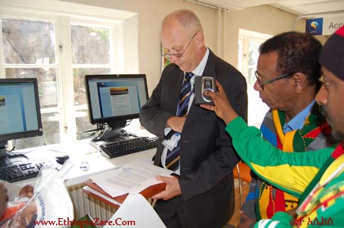 አቶ አንደርሽ የርሊ ደብዳቤውን ፈርመው ሲረከቡ