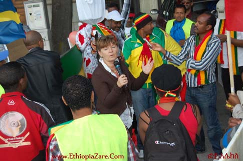 ወ/ሮ ካሪና ሄግ ለተሰብሳቢዎች ንግግር ሲያደርጉ