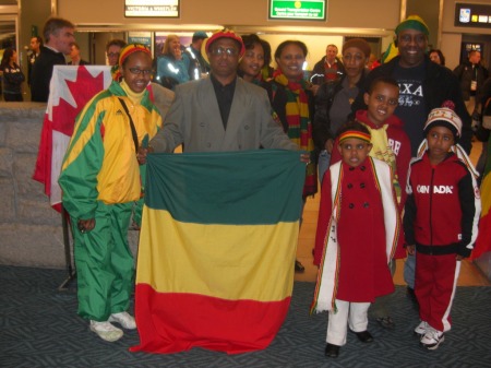 ወጣት ሮቤልን ለመቀበልና ድጋፋቸውን ለመለገስ የተሰበሰቡ ኢትዮጵያውያን