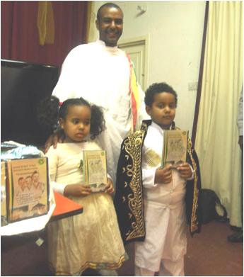 የዲቪዲው ዋና አዘጋጅ ኢንጂንየር በላቸው ጨከነ ከሁለት ህጻናት ጋር በምረቃው ሥነ-ሥርዓት ላይ 