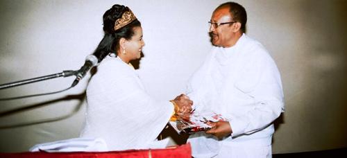 ደራሲ ሙሉ ሠለሞን ሽልማታቸውን ለደራሲ አበራ ለማ ሲያቀርቡ 