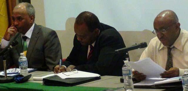 (ከግራ ወደ ቀኝ: ዶ/ር ወንድሙ መኮንን፤ ዶ/ር ቡሻ ታዓና አቶ መሥፍን ተፈራ)