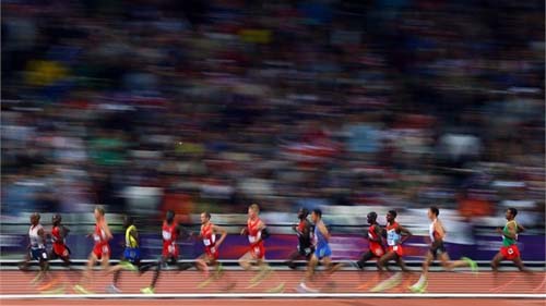 ሙሐመድ ፋራህ ውድድሩን በቀዳሚነት ሲመራ Mohamed Farah leads the pack as he competes in Men's 10,000m Final
