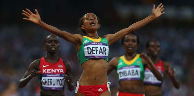 አትሌት መሰረት ደፋር በ5000 ሜትር የለንደኑን ኦሎምፒክ በአሸናፊነት ስትወጣ Meseret Defar of Ethiopia celebrates winning gold in the Women's 5000m Final