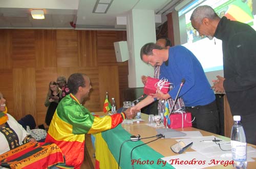 በስዊድን የኢትዮጵያ ስደተኞች ማኅበር አባላት ከጋዜጠኛ ዮሐን ፐርሾን ጋር ተወያዩ