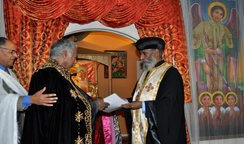 አቶ ደሳለኝ ጭጭአይበሉ ከብፁዕ አቡነ ኤልያስ ሽልማት ሲቀበሉ
