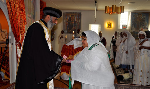 ብፁዕ አቡነ ኤልያስ ለወ/ሮ ናርዶስ ሽልማት ሲሰጡ