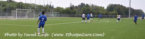 ኢትዮ-ስዊድን (ሰማያዊ) እና እንግሊዝ (ነጭ በጥቁር)፣ በዚህ ፎቶ ላይ ግቧ ትታያለች