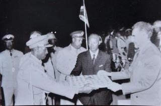 ፈረሰኛ ሻምበል ማሩ መልካ ከአጼ ኃይለሥላሴ እጅ ሽልማት ሲቀበሉ 