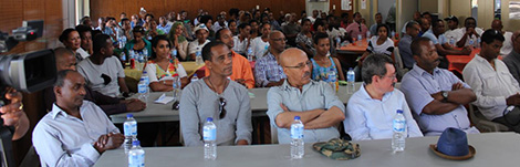 ዕውቁ የሰብዓዊ መብት ተሟጋችና ምሁር ፕ/ር መስፍን ወልደማርያም እሁድ ኦክቶበር 26 ቀን 2014 በሲድኒ ከሚኖሩ ኢትዮጵያዊያን ጋር ደማቅ ውይይት ያደረጉ ሲሆን ልዩ የምስጋና ስጦታም ተበርክቶላቸዋል ዕውቁ የሰብዓዊ መብት ተሟጋችና ምሁር ፕ/ር መስፍን ወልደማርያም እሁድ ኦክቶበር 26 ቀን 2014 በሲድኒ ከሚኖሩ ኢትዮጵያዊያን ጋር ደማቅ ውይይት ያደረጉ ሲሆን ልዩ የምስጋና ስጦታም ተበርክቶላቸዋል