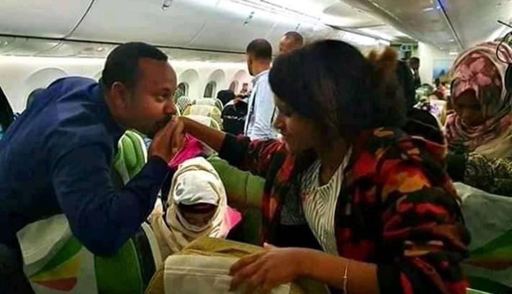 ጠ/ሚኒስትሩ ወደ ኢትዮጵያ ይዘዋቸው ከተመለሱት ለአንዷ ሰላምታ ሲሠጡ