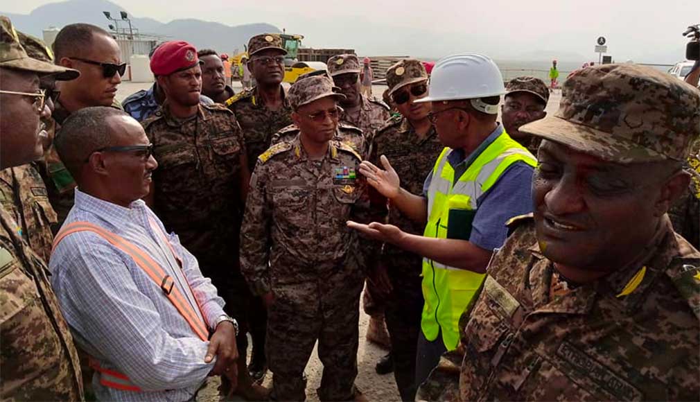 የጦር ኃይሎች ጠቅላይ ኤታማዦር ሹም ጄኔራል አደም መሐመድ የታላቁ ህዳሴ ግድብን በጎበኙበት ወቅት የጦር ኃይሎች ጠቅላይ ኤታማዦር ሹም ጄኔራል አደም መሐመድ የታላቁ ህዳሴ ግድብን በጎበኙበት ወቅት