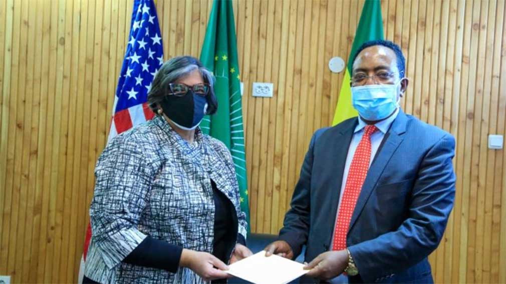 አዲሷ በኢትዮጵያ የአሜሪካ አምባሳደር ጊታ ፓሲ ሹመታቸውን ለውጭ ጉዳይ ሚኒስትር ዴኤታ አምባሳደር ሬድዋን ሁሴን ሲያቀርቡ