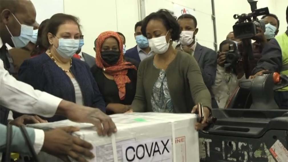 የጤና ጥበቃ ሚኒስትሯ ዶ/ር ሊያ ታደሰ አስትራዜኒካ የኮሮና ቫይረስ ክትባትን ሲረከቡ