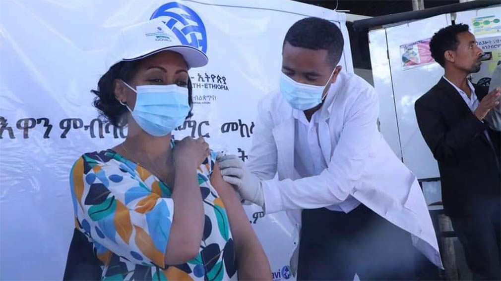 የጤና ሚኒስትሯ ዶ/ር ሊያ ታደሰ የኮሮና ክትባት ሲወስዱ