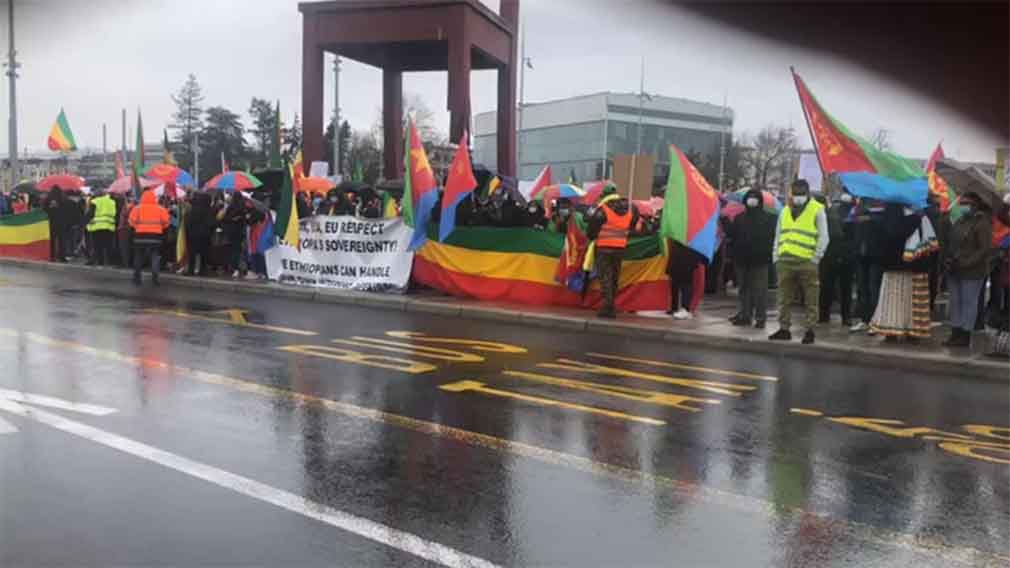 በጄኔቭ (ስዊዘርላንድ) ኢትዮጵያውያንና ኤርትራውያን ዝናብ እየወረደባቸው ድምፃቸውን ሲያሰሙ
