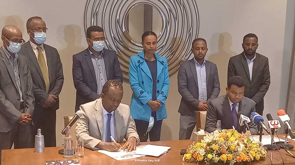 የማዕድንና ነዳጅ ሚኒስትር ኢንጂንየር ታከለ ኡማ እና አቶ ወንድማገኘሁ ነገራ የኢትዮጵያ ምርት ገበያ ዋና ሥራ አስፈጻሚ ስምምነቱን በሀያት ፌጀንሲ ሆቴል ሲፈራረሙ፤ ዓርብ ሚያዝያ 29 ቀን 2013 ዓ.ም.