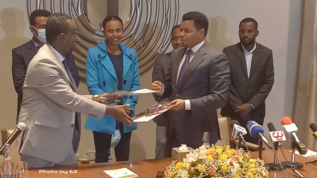 የማዕድንና ነዳጅ ሚኒስትር ኢንጂንየር ታከለ ኡማ እና አቶ ወንድማገኘሁ ነገራ የኢትዮጵያ ምርት ገበያ ዋና ሥራ አስፈጻሚ ስምምነቱን በሀያት ፌጀንሲ ሆቴል ተፈራርመው ሲረካከቡ፤ ዓርብ ሚያዝያ 29 ቀን 2013 ዓ.ም..