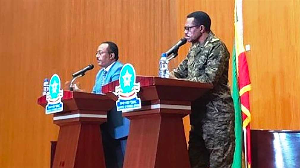 አምባሳደር ሬድዋን ሁሴን (በግራ) እና ሌ/ጄኔራል ባጫ ደበሌ (በቀኝ) Ambassador Redwan Hussen (L) and L. General Bacha Debele (R)