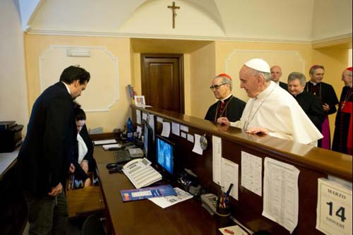 አቡኒ ፍራንሲስ የሆቴል ሂሳባቸውን ሲከፍሉ